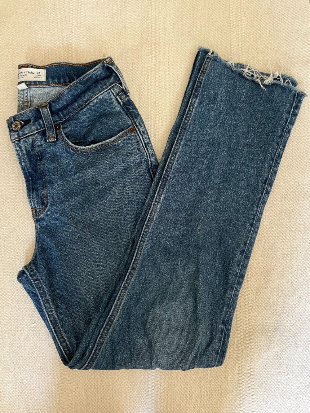 Abercrombie & Fitch | The 90's Straight Mide Rise Dark Wash Jean | 00 Short